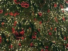 décorations de boules rouges de sapin de noël au marché de rue photo