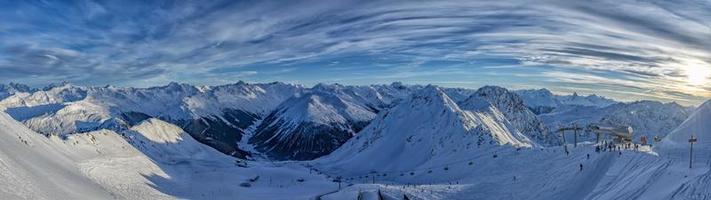 panorama des alpes suisses de la montagne parsenn en hiver photo