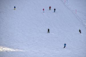 skieurs sur fond de neige des alpes photo