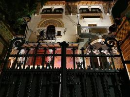 Rome, italie - 14 juin 2019 - coppede architechture de style inhabituel dans les bâtiments de roma la nuit liberté art nouveau photo