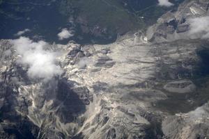 montagnes des dolomites près de trento panorama aérien depuis l'avion photo