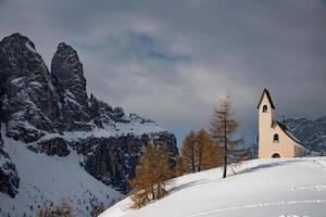 vue sur l'église des dolomites en hiver photo