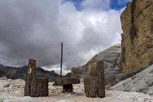 table et chaises au sommet du panorama des montagnes des dolomites de tofane photo