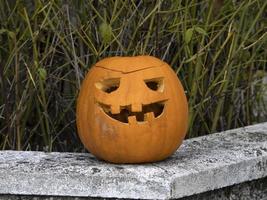 citrouille sculptée naturelle d'halloween photo