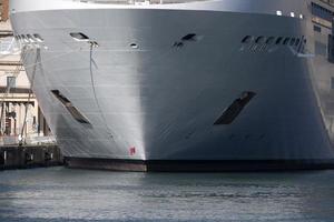 détail de proue de bateau de croisière photo