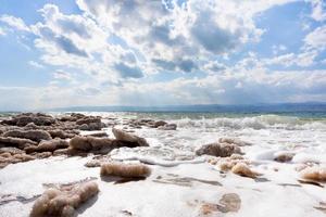 sel cristallin sur la plage de la mer morte photo