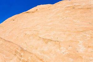 surface de roche de sable dans la montagne de bab as-siq, petra photo