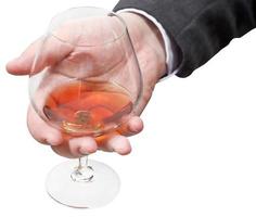 verre de cognac dans la main de l'homme d'affaires photo