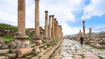 Touriste sur cardo maximus road en hiver sous la pluie photo