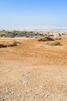 terres désertiques près du site du baptême dans la vallée du Jourdain photo