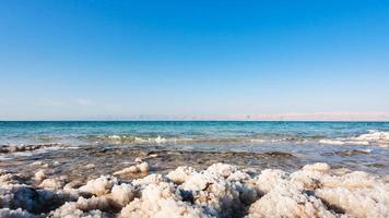 gros sel naturel sur la côte de la mer morte photo
