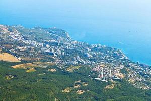 vue sur la grande ville de yalta sur la côte sud de la crimée photo