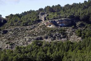 de grands yeux peints sur une colline près de cuenca, espagne photo