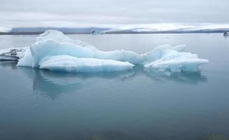 lagune glaciaire de jokulsarlon en islande avec des icebergs et de l'eau claire photo