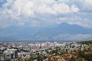 vue sur les environs de la ville de shkoder en albanie d'une hauteur photo
