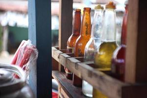 divers assaisonnements de nouilles au poulet dans une bouteille en verre photo