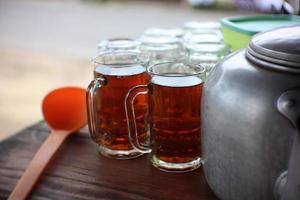 deux verres de thé sucré sur une table en bois photo