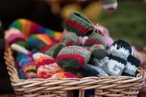 chapeaux de laine au marché à vendre fabriqués à la main photo