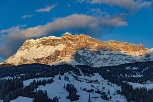 monte croce dolomites vallée badia montagnes au coucher du soleil photo