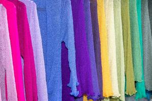 différentes couleurs tissu de soie vêtements détail veste photo