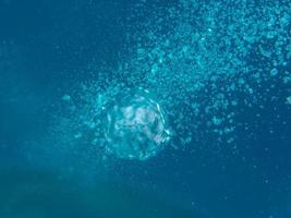 bulles de plongeur dans une grotte sous l'eau photo