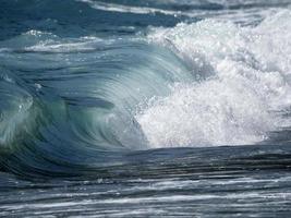 vague de la mer sur le rivage photo