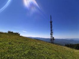 tour d'antenne de communication cellulaire sur fond bleu photo