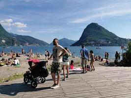 lugano, suisse - 23 juin 2019 - vue sur le paysage urbain de lugano depuis le lac plein de monde photo