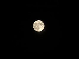 pleine lune sur fond noir photo