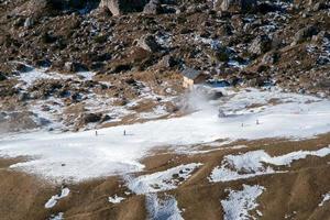skieur de canon à neige dans les dolomites neige artificielle photo