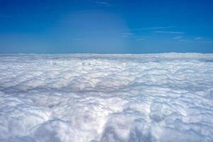 vue sur le tapis nuageux depuis l'avion photo