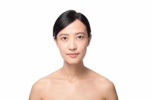 portrait de la belle jeune femme asiatique propre concept de peau nue fraîche. fille asiatique beauté visage soins de la peau et santé bien-être, soin du visage, peau parfaite, maquillage naturel sur fond blanc photo