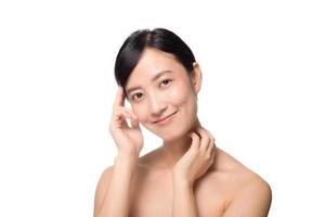 portrait de la belle jeune femme asiatique propre concept de peau nue fraîche. fille asiatique beauté visage soins de la peau et santé bien-être, soin du visage, peau parfaite, maquillage naturel sur fond blanc photo