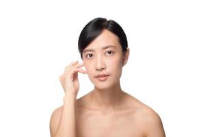 portrait de la belle jeune femme asiatique propre concept de peau nue fraîche. fille asiatique beauté visage soins de la peau et santé bien-être, soin du visage, peau parfaite, maquillage naturel sur fond blanc photo