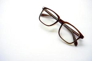 lunettes marron isolés sur fond blanc. photo
