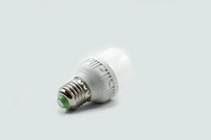 petites ampoules led à économie d'énergie blanches isolées sur fond blanc photo