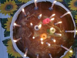 gâteau d'anniversaire fait maison d'en haut photo