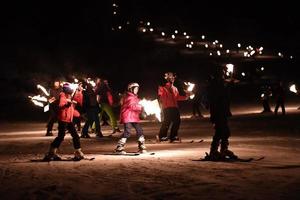 badia, italie - 31 décembre 2016 - procession aux flambeaux des skieurs traditionnels photo