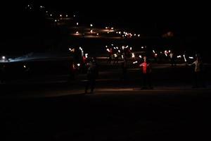 badia, italie - 31 décembre 2016 - procession aux flambeaux des skieurs traditionnels photo