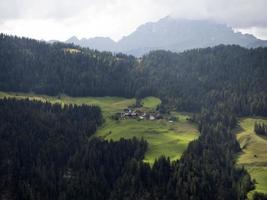 panorama des dolomites par temps nuageux photo