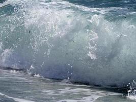 vague de la mer sur le rivage photo