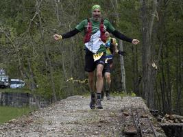 cantalupo ligure, italie - 15 mai 2021 - porte en pierre porte di pietra trial running marathon photo