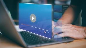 les étudiants organisent une formation vidéo en ligne, grâce à la technologie multimédia numérique en continu, au concept de webinaire, aux informations sur la plate-forme éducative, au divertissement à partir de films, de musique, de concerts, de spectacles, de films photo