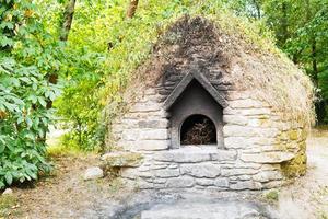 Vieux four en pierre extérieur dans le village français photo