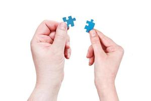 mains masculines et féminines avec de petites pièces de puzzle photo