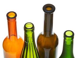 goulots d'étranglement ouverts de bouteilles de vin colorées en gros plan photo