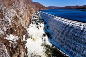 cascade de la rivière sur le barrage de croton photo