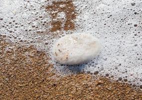 sel cristallin sur la plage de la mer morte photo