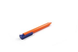 Stylo en plastique orange et bleu isolé sur blanc photo