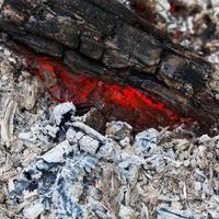 charbon de bois et cendres de feu photo